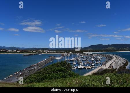 Coffs Harbour von Muttonbird Island: Ein großartiger blick auf Marina, Meer, Strand, Jetty, Stadt und Hügel in einem Rahmen Stockfoto