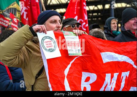 Brighton UK 13. . Dezember 2022 - Mitglieder der GMT-Gewerkschaft und Unterstützer außerhalb des Bahnhofs Brighton heute Morgen während der letzten Bahnstreiks . : Credit Simon Dack / Alamy Live News Stockfoto