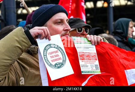 Brighton UK 13. . Dezember 2022 - Mitglieder der GMT-Gewerkschaft und Unterstützer außerhalb des Bahnhofs Brighton heute Morgen während der letzten Bahnstreiks . : Credit Simon Dack / Alamy Live News Stockfoto