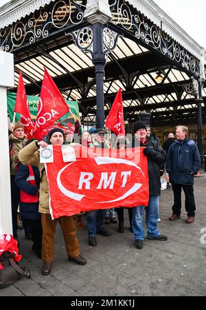 Brighton UK 13. . Dezember 2022 - Mitglieder der GMT-Gewerkschaft und Unterstützer außerhalb des Bahnhofs Brighton heute Morgen während der letzten Bahnstreiks . : Credit Simon Dack / Alamy Live News Stockfoto