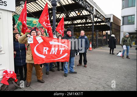 Brighton UK 13. . Dezember 2022 - Mitglieder der GMT-Gewerkschaft und Unterstützer außerhalb des Bahnhofs Brighton heute Morgen während der letzten Bahnstreiks . : Credit Simon Dack / Alamy Live News Stockfoto