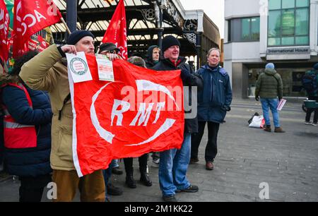 Brighton UK 13. . Dezember 2022 - Mitglieder der GMT-Gewerkschaft und Unterstützer außerhalb des Bahnhofs Brighton heute Morgen während der letzten Bahnstreiks . : Credit Simon Dack / Alamy Live News Stockfoto