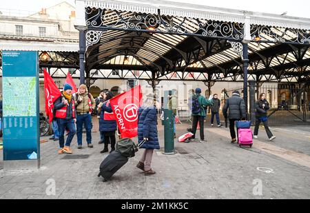 Brighton UK 13. . Dezember 2022 - Pendler und Reisende am Bahnhof Brighton heute Morgen , da die letzten RMT-Streiks der Gewerkschaft stattfinden . : Credit Simon Dack / Alamy Live News Stockfoto