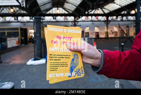 Brighton UK 13.. Dezember 2022 - die Anhänger der Eisenbahn schlagen heute Morgen vor dem Bahnhof von Brighton ein. : Credit Simon Dack / Alamy Live News Stockfoto