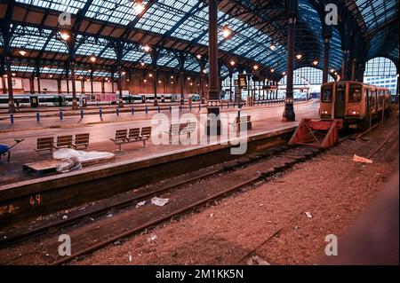 Brighton UK 13. . Dezember 2022 - ruhiger Bahnhof Brighton heute Morgen , da die letzten RMT-Bahnstreiks stattfinden . : Credit Simon Dack / Alamy Live News Stockfoto