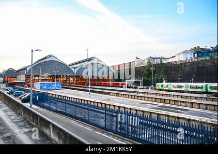 Brighton UK 13. . Dezember 2022 - Brighton Railway Station heute Morgen , wo die letzten RMT-Bahnstreiks stattfinden . : Credit Simon Dack / Alamy Live News Stockfoto