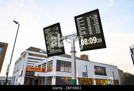 Brighton UK 13. . Dezember 2022 - Brighton Railway Station heute Morgen , wo die letzten RMT-Bahnstreiks stattfinden . : Credit Simon Dack / Alamy Live News Stockfoto