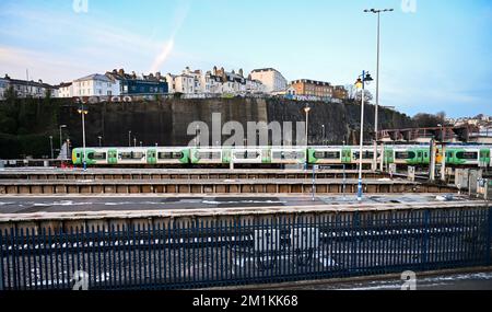 Brighton UK 13. . Dezember 2022 - Brighton Railway Station heute Morgen , wo die letzten RMT-Bahnstreiks stattfinden . : Credit Simon Dack / Alamy Live News Stockfoto