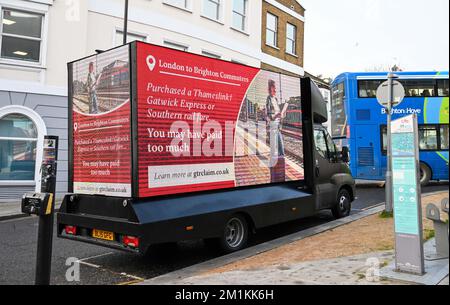 Brighton UK 13. . Dezember 2022 - Ein Van, der für Bahnpassagiere wirbt, hat heute Morgen in der Nähe des Bahnhofs von Brighton möglicherweise zu viel bezahlt , da die letzten Bahnstreiks stattfinden . : Credit Simon Dack / Alamy Live News Stockfoto