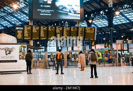 Brighton UK 13. . Dezember 2022 - Pendler und Reisende am Bahnhof Brighton heute Morgen , da die letzten RMT-Streiks der Gewerkschaft stattfinden . : Credit Simon Dack / Alamy Live News Stockfoto