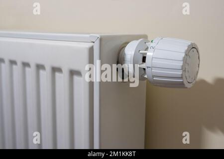 Heizkörper gegen gelbe Wand Stockfoto