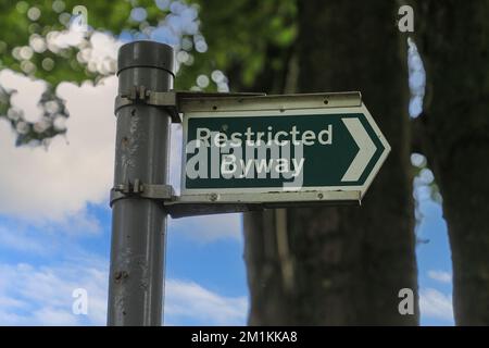 Ein metallisches Schild mit Beschränkungen auf der Autobahn, Derbyshire, England, Großbritannien Stockfoto