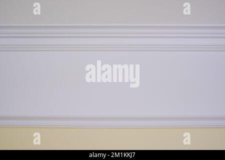 Detaildarstellung einer flachen Deckenverkleidung, Deckenleisten im Innenraum. Details der Wand Stockfoto
