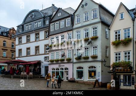 Farbenfrohe Gebäude Am Marktplatz, Marburg, Bezirk Marburg-Biedenkopf, Deutschland. Stockfoto