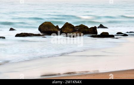 Blick auf die Calas de Roche in Conil de la Frontera, Cadiz. Seidiger Effekt Stockfoto