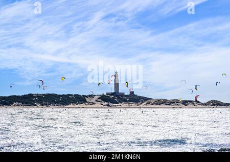 Am Strand von Los Caños de Meca, neben dem Leuchtturm von Trafalgar, Barbate, Cádiz, gibt es Kitesurfen Stockfoto