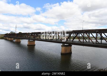 Alte Grafton Doppeldeckerbrücke, die zum Weltkulturerbe gehört, für verschiedene Zwecke, einschließlich Auto und Zug, die 1932 über dem Clarence River, NSW, erbaut wurden Stockfoto