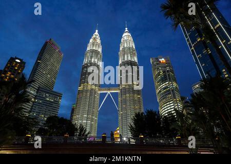 Kuala Lumpur, Malaysia - 2022. Oktober: Die Petronas Towers sind 88-stöckige Wolkenkratzer am 31. Oktober 2022 in Kuala Lumpur, Malaysia. Stockfoto