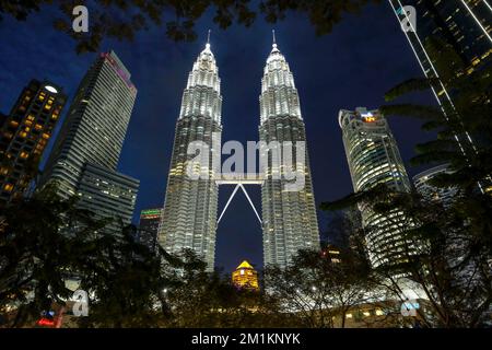 Kuala Lumpur, Malaysia - 2022. Oktober: Die Petronas Towers sind 88-stöckige Wolkenkratzer am 31. Oktober 2022 in Kuala Lumpur, Malaysia. Stockfoto