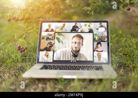 Rückansicht einer Mitarbeiterin, die an einer Webcam-Konferenz auf einem Laptop teilgenommen hat, eine Online-Briefing oder eine Konsultation von zu Hause aus durchgeführt hat, eine Mitarbeiterin spricht darüber Stockfoto