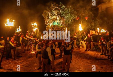 13. Dezember 2022: 13. Dezember 2022 (Casarabonela, Malaga) los rondeles, erklärtes Festival of National Tourist Interest of Andalusisia, eine Mischung aus Tradition und populärem Eifer. Die ganze Stadt ging auf die Straße, um den göttlichen Hirten zum Licht der Capachos zu begleiten, die von den Straßen der Gemeinde gefangen wurden. Schon im 18. Jahrhundert haben die Müller von Casarabonela die Divina Pastora in Prozession genommen, um ihr für die Ernte zu danken. Und sie taten es wie in keinem anderen Teil der Welt: Jahr für Jahr, jedes Jahr am 12. Dezember, am Vorabend von St. Lucia, ob es nun ein Festmahl oder ein Arbeitszimmer war Stockfoto