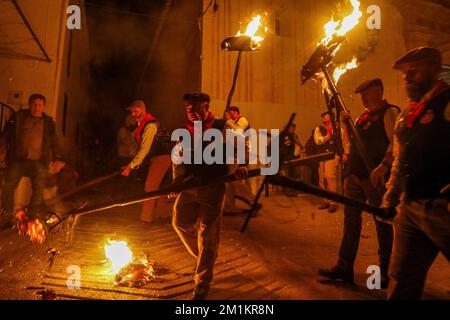 13. Dezember 2022: 13. Dezember 2022 (Casarabonela, Malaga) los rondeles, erklärtes Festival of National Tourist Interest of Andalusisia, eine Mischung aus Tradition und populärem Eifer. Die ganze Stadt ging auf die Straße, um den göttlichen Hirten zum Licht der Capachos zu begleiten, die von den Straßen der Gemeinde gefangen wurden. Schon im 18. Jahrhundert haben die Müller von Casarabonela die Divina Pastora in Prozession genommen, um ihr für die Ernte zu danken. Und sie taten es wie in keinem anderen Teil der Welt: Jahr für Jahr, jedes Jahr am 12. Dezember, am Vorabend von St. Lucia, ob es nun ein Festmahl oder ein Arbeitszimmer war Stockfoto