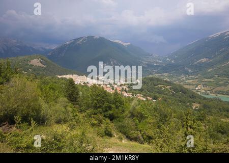 Gewitterwolken über Civitella Alfedena am Lago di Barrea in den Abruzzen, Lazio und Molise Nationalparks in Italien. Stockfoto