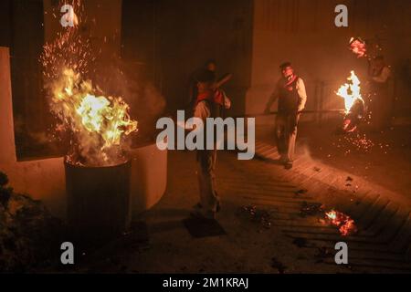 13. Dezember 2022: 13. Dezember 2022 (Casarabonela, Malaga) los rondeles, erklärtes Festival of National Tourist Interest of Andalusisia, eine Mischung aus Tradition und populärem Eifer. Die ganze Stadt ging auf die Straße, um den göttlichen Hirten zum Licht der Capachos zu begleiten, die von den Straßen der Gemeinde gefangen wurden. Schon im 18. Jahrhundert haben die Müller von Casarabonela die Divina Pastora in Prozession genommen, um ihr für die Ernte zu danken. Und sie taten es wie in keinem anderen Teil der Welt: Jahr für Jahr, jedes Jahr am 12. Dezember, am Vorabend von St. Lucia, ob es nun ein Festmahl oder ein Arbeitszimmer war Stockfoto