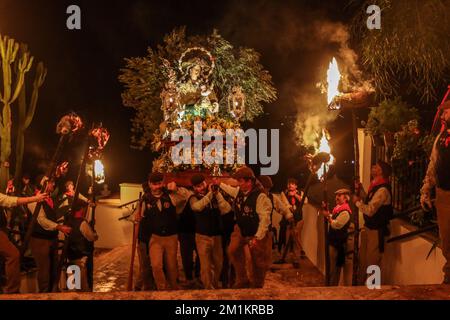 13. Dezember 2022: 13. Dezember 2022 (Casarabonela, Malaga) los rondeles, erklärtes Festival of National Tourist Interest of Andalusisia, eine Mischung aus Tradition und populärem Eifer. Die ganze Stadt ging auf die Straße, um den göttlichen Hirten zum Licht der Capachos zu begleiten, die von den Straßen der Gemeinde gefangen wurden. Schon im 18. Jahrhundert haben die Müller von Casarabonela die Divina Pastora in Prozession genommen, um ihr für die Ernte zu danken. Und sie taten es wie in keinem anderen Teil der Welt: Jahr für Jahr, jedes Jahr am 12. Dezember, am Vorabend von St. Lucia, ob es nun ein Festmahl oder ein Arbeitszimmer war Stockfoto
