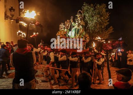 13. Dezember 2022: 13. Dezember 2022 (Casarabonela, Malaga) los rondeles, erklärtes Festival of National Tourist Interest of Andalusisia, eine Mischung aus Tradition und populärem Eifer. Die ganze Stadt ging auf die Straße, um den göttlichen Hirten zum Licht der Capachos zu begleiten, die von den Straßen der Gemeinde gefangen wurden. Schon im 18. Jahrhundert haben die Müller von Casarabonela die Divina Pastora in Prozession genommen, um ihr für die Ernte zu danken. Und sie taten es wie in keinem anderen Teil der Welt: Jahr für Jahr, jedes Jahr am 12. Dezember, am Vorabend von St. Lucia, ob es nun ein Festmahl oder ein Arbeitszimmer war Stockfoto