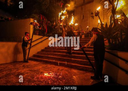 13. Dezember 2022: 13. Dezember 2022 (Casarabonela, Malaga) los rondeles, erklärtes Festival of National Tourist Interest of Andalusisia, eine Mischung aus Tradition und populärem Eifer. Die ganze Stadt ging auf die Straße, um den göttlichen Hirten zum Licht der Capachos zu begleiten, die von den Straßen der Gemeinde gefangen wurden. Schon im 18. Jahrhundert haben die Müller von Casarabonela die Divina Pastora in Prozession genommen, um ihr für die Ernte zu danken. Und sie taten es wie in keinem anderen Teil der Welt: Jahr für Jahr, jedes Jahr am 12. Dezember, am Vorabend von St. Lucia, ob es nun ein Festmahl oder ein Arbeitszimmer war Stockfoto