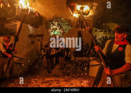 13. Dezember 2022: 13. Dezember 2022 (Casarabonela, Malaga) los rondeles, erklärtes Festival of National Tourist Interest of Andalusisia, eine Mischung aus Tradition und populärem Eifer. Die ganze Stadt ging auf die Straße, um den göttlichen Hirten zum Licht der Capachos zu begleiten, die von den Straßen der Gemeinde gefangen wurden. Schon im 18. Jahrhundert haben die Müller von Casarabonela die Divina Pastora in Prozession genommen, um ihr für die Ernte zu danken. Und sie taten es wie in keinem anderen Teil der Welt: Jahr für Jahr, jedes Jahr am 12. Dezember, am Vorabend von St. Lucia, ob es nun ein Festmahl oder ein Arbeitszimmer war Stockfoto