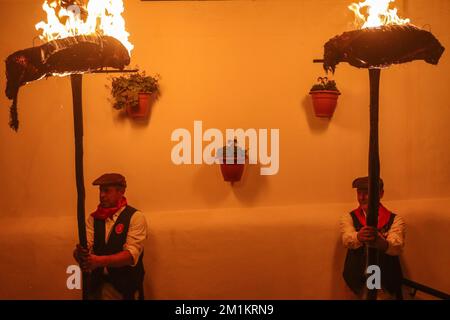 13. Dezember 2022: 13. Dezember 2022 (Casarabonela, Malaga) los rondeles, erklärtes Festival of National Tourist Interest of Andalusisia, eine Mischung aus Tradition und populärem Eifer. Die ganze Stadt ging auf die Straße, um den göttlichen Hirten zum Licht der Capachos zu begleiten, die von den Straßen der Gemeinde gefangen wurden. Schon im 18. Jahrhundert haben die Müller von Casarabonela die Divina Pastora in Prozession genommen, um ihr für die Ernte zu danken. Und sie taten es wie in keinem anderen Teil der Welt: Jahr für Jahr, jedes Jahr am 12. Dezember, am Vorabend von St. Lucia, ob es nun ein Festmahl oder ein Arbeitszimmer war Stockfoto