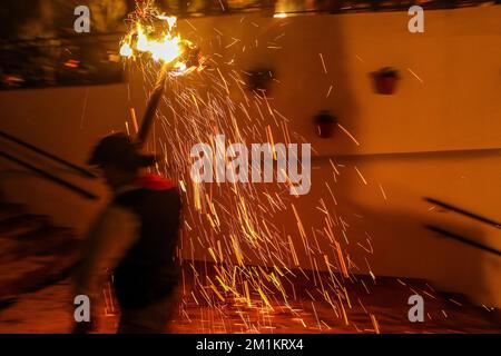 13. Dezember 2022: 13. Dezember 2022 (Casarabonela, Malaga) los rondeles, erklärtes Festival of National Tourist Interest of Andalusisia, eine Mischung aus Tradition und populärem Eifer. Die ganze Stadt ging auf die Straße, um den göttlichen Hirten zum Licht der Capachos zu begleiten, die von den Straßen der Gemeinde gefangen wurden. Schon im 18. Jahrhundert haben die Müller von Casarabonela die Divina Pastora in Prozession genommen, um ihr für die Ernte zu danken. Und sie taten es wie in keinem anderen Teil der Welt: Jahr für Jahr, jedes Jahr am 12. Dezember, am Vorabend von St. Lucia, ob es nun ein Festmahl oder ein Arbeitszimmer war Stockfoto