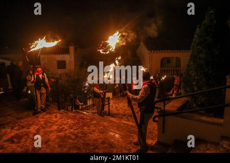 13. Dezember 2022: 13. Dezember 2022 (Casarabonela, Malaga) los rondeles, erklärtes Festival of National Tourist Interest of Andalusisia, eine Mischung aus Tradition und populärem Eifer. Die ganze Stadt ging auf die Straße, um den göttlichen Hirten zum Licht der Capachos zu begleiten, die von den Straßen der Gemeinde gefangen wurden. Schon im 18. Jahrhundert haben die Müller von Casarabonela die Divina Pastora in Prozession genommen, um ihr für die Ernte zu danken. Und sie taten es wie in keinem anderen Teil der Welt: Jahr für Jahr, jedes Jahr am 12. Dezember, am Vorabend von St. Lucia, ob es nun ein Festmahl oder ein Arbeitszimmer war Stockfoto