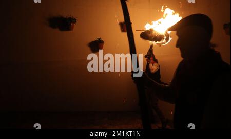 13. Dezember 2022: 13. Dezember 2022 (Casarabonela, Malaga) los rondeles, erklärtes Festival of National Tourist Interest of Andalusisia, eine Mischung aus Tradition und populärem Eifer. Die ganze Stadt ging auf die Straße, um den göttlichen Hirten zum Licht der Capachos zu begleiten, die von den Straßen der Gemeinde gefangen wurden. Schon im 18. Jahrhundert haben die Müller von Casarabonela die Divina Pastora in Prozession genommen, um ihr für die Ernte zu danken. Und sie taten es wie in keinem anderen Teil der Welt: Jahr für Jahr, jedes Jahr am 12. Dezember, am Vorabend von St. Lucia, ob es nun ein Festmahl oder ein Arbeitszimmer war Stockfoto