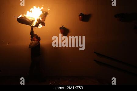 13. Dezember 2022: 13. Dezember 2022 (Casarabonela, Malaga) los rondeles, erklärtes Festival of National Tourist Interest of Andalusisia, eine Mischung aus Tradition und populärem Eifer. Die ganze Stadt ging auf die Straße, um den göttlichen Hirten zum Licht der Capachos zu begleiten, die von den Straßen der Gemeinde gefangen wurden. Schon im 18. Jahrhundert haben die Müller von Casarabonela die Divina Pastora in Prozession genommen, um ihr für die Ernte zu danken. Und sie taten es wie in keinem anderen Teil der Welt: Jahr für Jahr, jedes Jahr am 12. Dezember, am Vorabend von St. Lucia, ob es nun ein Festmahl oder ein Arbeitszimmer war Stockfoto