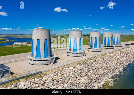 Eine Reihe von Wasserkraftturbinen am Gardiner Dam am Lake Diefenbaker, Saskatchewan, Kanada Stockfoto