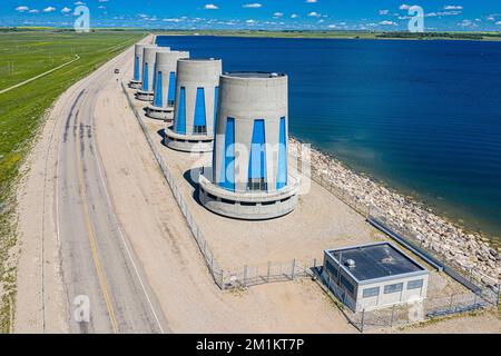 Die Wasserkraftturbinen am Gardiner Damm am Lake Diefenbaker, Saskatchewan, Kanada, Drohnenschuss Stockfoto