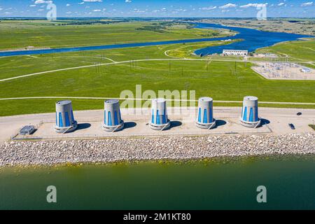 Die Wasserkraftturbinen am Gardiner Damm am Lake Diefenbaker, Saskatchewan, Kanada, Drohnenschuss Stockfoto