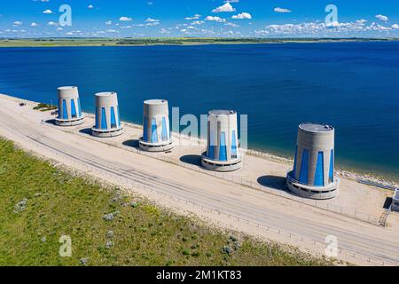 Die Wasserkraftturbinen am Gardiner Dam am Lake Diefenbaker, Saskatchewan, Kanada, Drohnenschuss Stockfoto