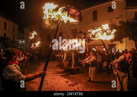 13. Dezember 2022: 13. Dezember 2022 (Casarabonela, Malaga) los rondeles, erklärtes Festival of National Tourist Interest of Andalusisia, eine Mischung aus Tradition und populärem Eifer. Die ganze Stadt ging auf die Straße, um den göttlichen Hirten zum Licht der Capachos zu begleiten, die von den Straßen der Gemeinde gefangen wurden. Schon im 18. Jahrhundert haben die Müller von Casarabonela die Divina Pastora in Prozession genommen, um ihr für die Ernte zu danken. Und sie taten es wie in keinem anderen Teil der Welt: Jahr für Jahr, jedes Jahr am 12. Dezember, am Vorabend von St. Lucia, ob es nun ein Festmahl oder ein Arbeitszimmer war Stockfoto