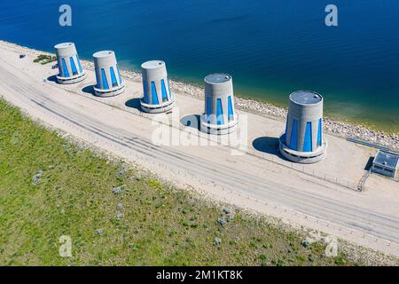 Die Wasserkraftturbinen am Gardiner Dam am Lake Diefenbaker, Saskatchewan, Kanada, Drohnenschuss Stockfoto