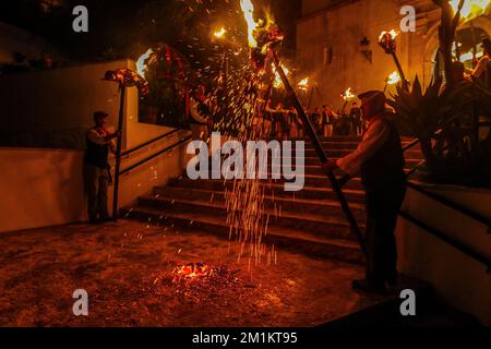 13. Dezember 2022: 13. Dezember 2022 (Casarabonela, Malaga) los rondeles, erklärtes Festival of National Tourist Interest of Andalusisia, eine Mischung aus Tradition und populärem Eifer. Die ganze Stadt ging auf die Straße, um den göttlichen Hirten zum Licht der Capachos zu begleiten, die von den Straßen der Gemeinde gefangen wurden. Schon im 18. Jahrhundert haben die Müller von Casarabonela die Divina Pastora in Prozession genommen, um ihr für die Ernte zu danken. Und sie taten es wie in keinem anderen Teil der Welt: Jahr für Jahr, jedes Jahr am 12. Dezember, am Vorabend von St. Lucia, ob es nun ein Festmahl oder ein Arbeitszimmer war Stockfoto