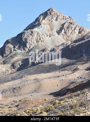 Trockene Berglandschaft in der Nähe der unbebauten Straße, die durch die Berge zwischen Huachupampa und San Mateo verläuft. San Mateo, Lima, Peru. Stockfoto