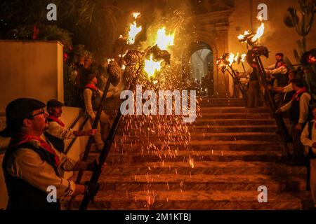 13. Dezember 2022: 13. Dezember 2022 (Casarabonela, Malaga) los rondeles, erklärtes Festival of National Tourist Interest of Andalusisia, eine Mischung aus Tradition und populärem Eifer. Die ganze Stadt ging auf die Straße, um den göttlichen Hirten zum Licht der Capachos zu begleiten, die von den Straßen der Gemeinde gefangen wurden. Schon im 18. Jahrhundert haben die Müller von Casarabonela die Divina Pastora in Prozession genommen, um ihr für die Ernte zu danken. Und sie taten es wie in keinem anderen Teil der Welt: Jahr für Jahr, jedes Jahr am 12. Dezember, am Vorabend von St. Lucia, ob es nun ein Festmahl oder ein Arbeitszimmer war Stockfoto