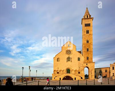 Apulien Apulien Italien. Trani. Basilica Cattedrale Beata Maria Vergine Assunta gewidmet dem Heiligen Nikolaus in der Dämmerung Stockfoto