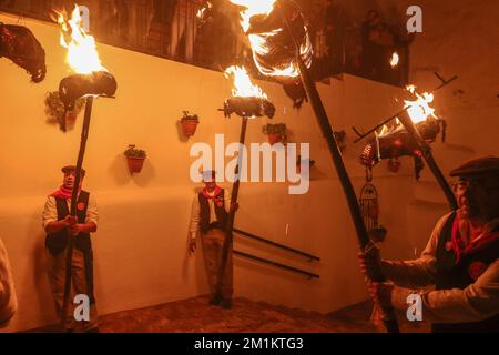 13. Dezember 2022: 13. Dezember 2022 (Casarabonela, Malaga) los rondeles, erklärtes Festival of National Tourist Interest of Andalusisia, eine Mischung aus Tradition und populärem Eifer. Die ganze Stadt ging auf die Straße, um den göttlichen Hirten zum Licht der Capachos zu begleiten, die von den Straßen der Gemeinde gefangen wurden. Schon im 18. Jahrhundert haben die Müller von Casarabonela die Divina Pastora in Prozession genommen, um ihr für die Ernte zu danken. Und sie taten es wie in keinem anderen Teil der Welt: Jahr für Jahr, jedes Jahr am 12. Dezember, am Vorabend von St. Lucia, ob es nun ein Festmahl oder ein Arbeitszimmer war Stockfoto