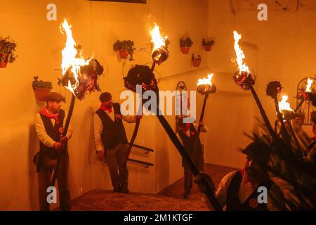 13. Dezember 2022: 13. Dezember 2022 (Casarabonela, Malaga) los rondeles, erklärtes Festival of National Tourist Interest of Andalusisia, eine Mischung aus Tradition und populärem Eifer. Die ganze Stadt ging auf die Straße, um den göttlichen Hirten zum Licht der Capachos zu begleiten, die von den Straßen der Gemeinde gefangen wurden. Schon im 18. Jahrhundert haben die Müller von Casarabonela die Divina Pastora in Prozession genommen, um ihr für die Ernte zu danken. Und sie taten es wie in keinem anderen Teil der Welt: Jahr für Jahr, jedes Jahr am 12. Dezember, am Vorabend von St. Lucia, ob es nun ein Festmahl oder ein Arbeitszimmer war Stockfoto
