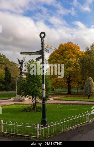 Wegweiser am Grove Park in Weston Super Mare, Somerset UK im Oktober Stockfoto